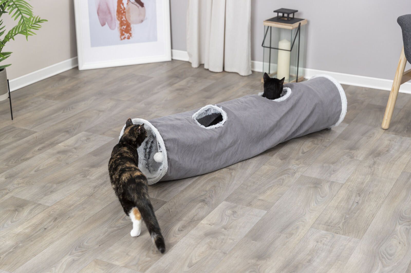 TRIXIE Plyšový tunel pro kočky HARVEY s hračkami, 4 vstupy, 27 x 116 cm, šedá